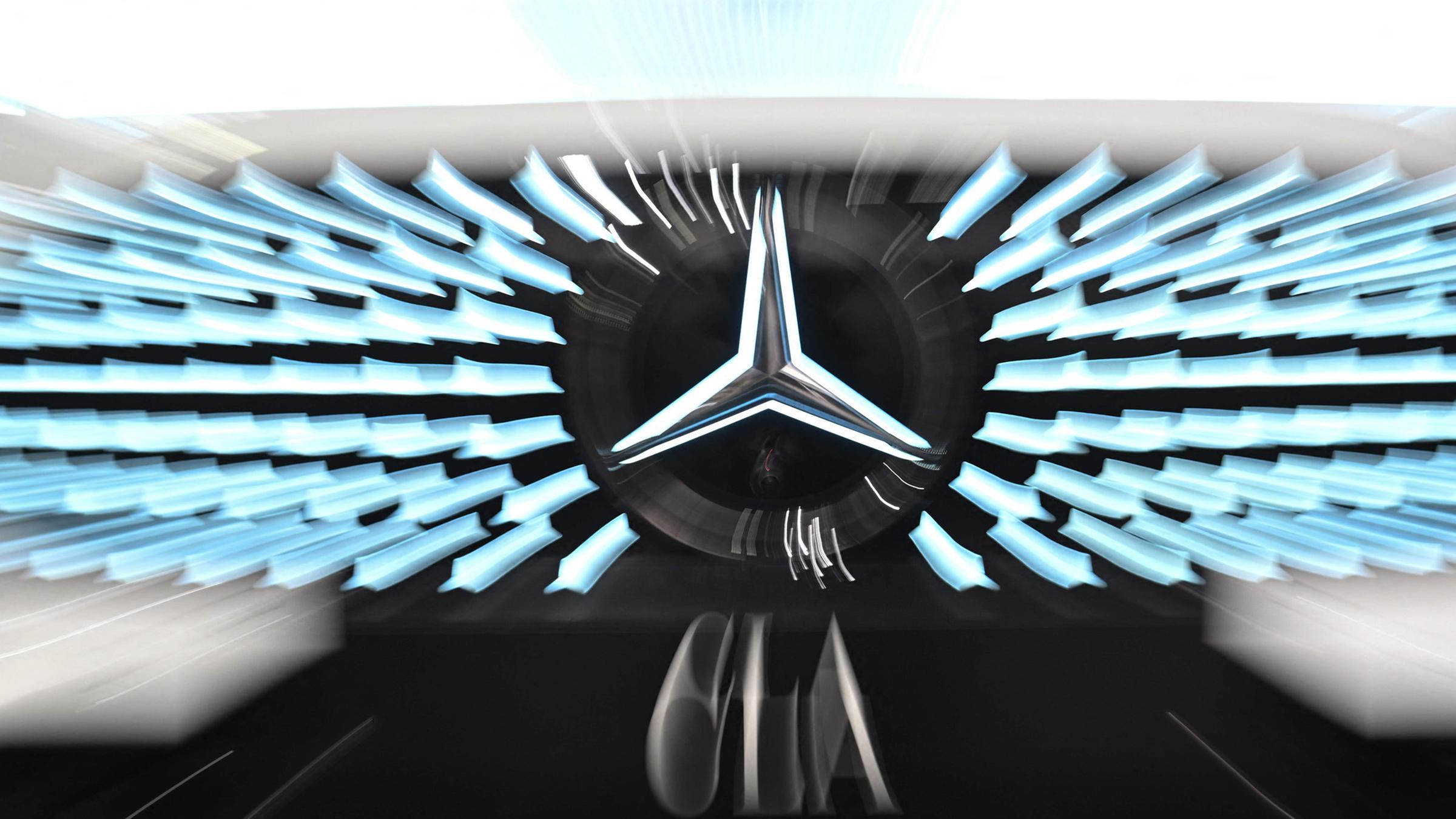 Das Logo der Firma Mercedes Benz ist auf einer Motorhaube eines Autos zu sehen. (Archiv)