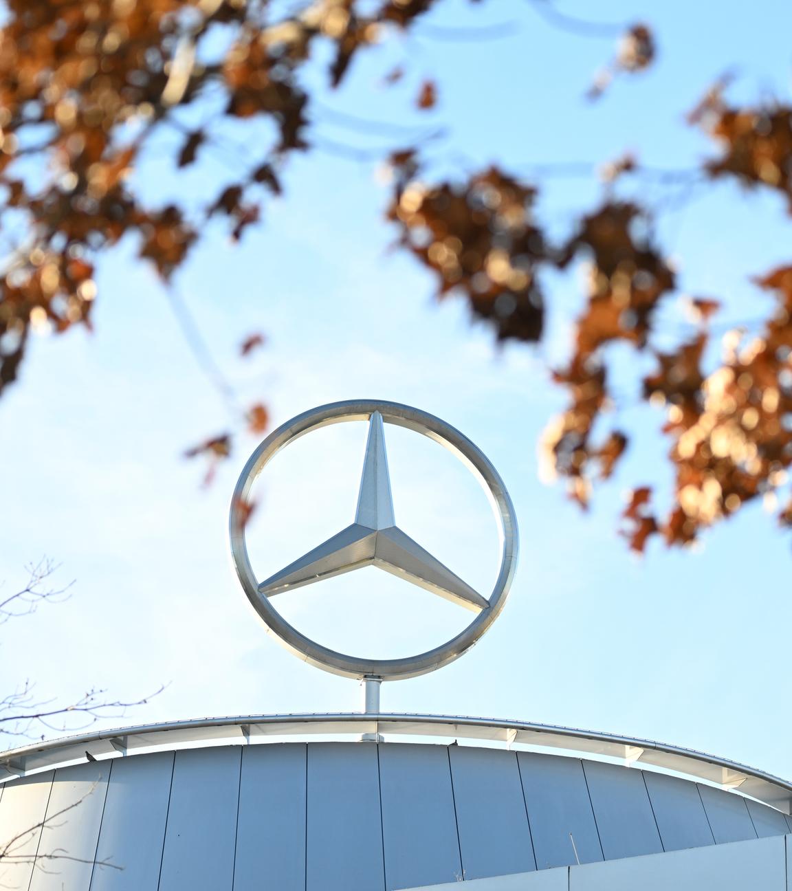 Der Mercedes-Stern dreht sich auf einem Gebäude eines Mercedes-Benz-Autohauses.