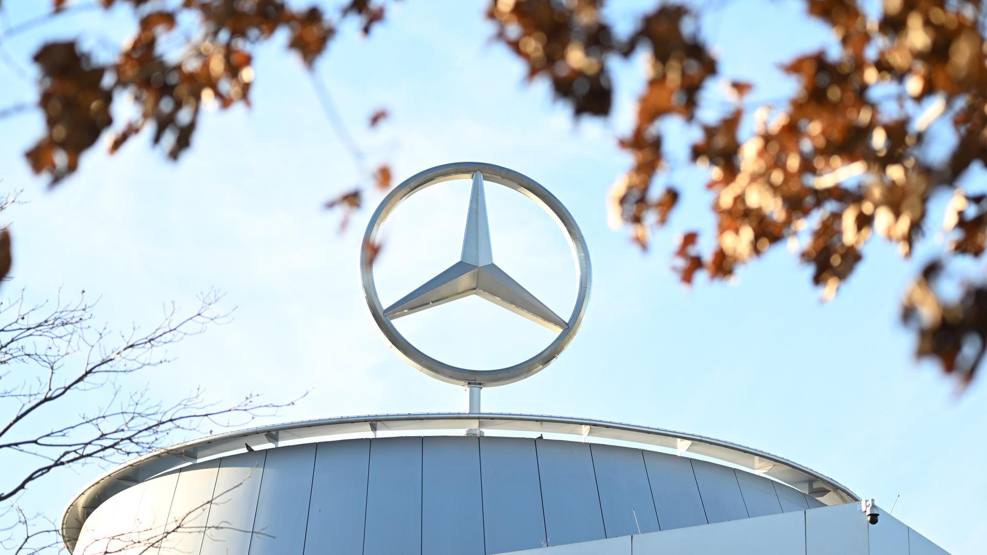 Der Mercedes-Stern dreht sich auf einem Gebäude eines Mercedes-Benz-Autohauses.