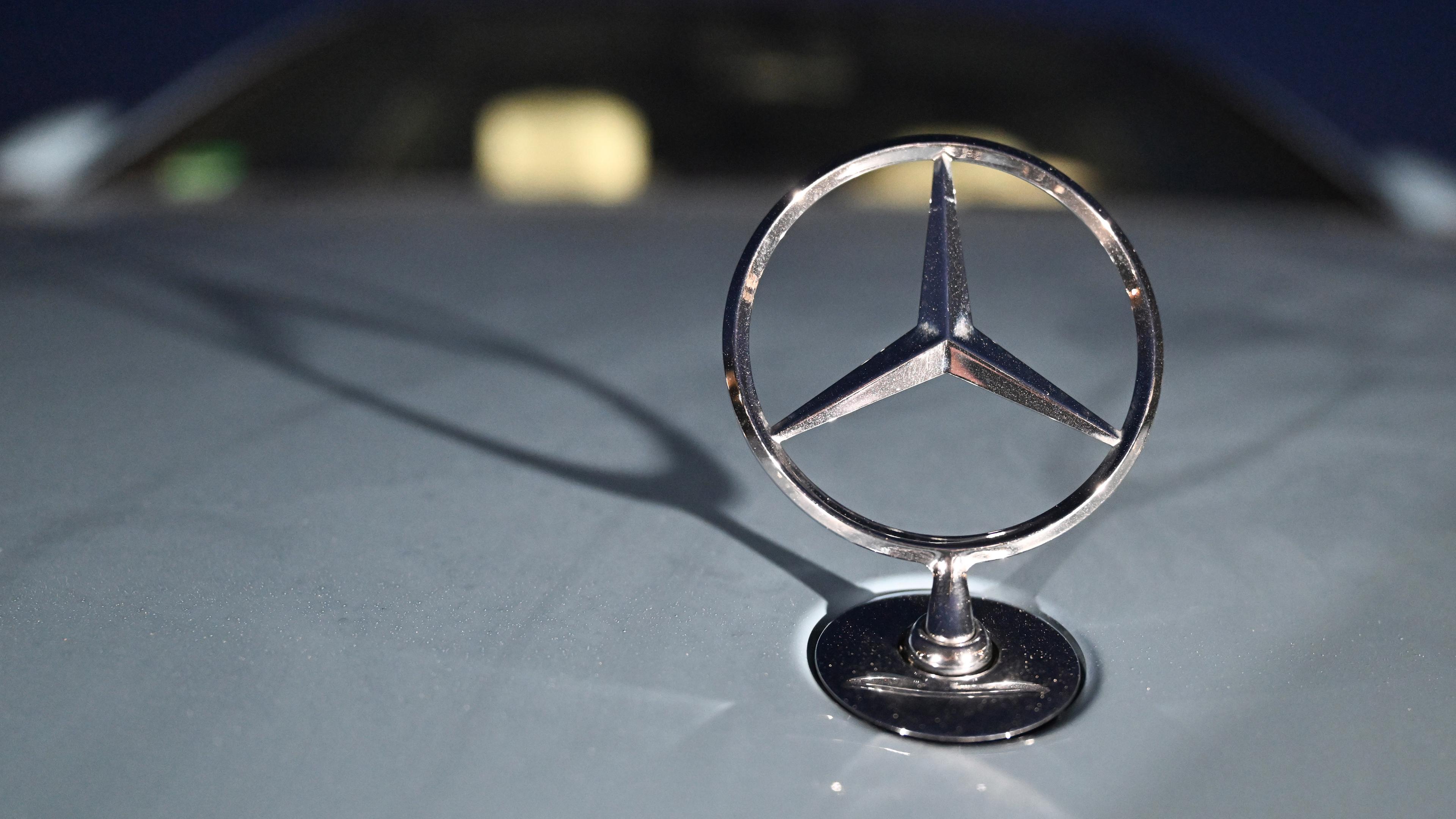 Baden-Württemberg, Böblingen: Ein Mercedes Stern, das Logo des Fahrzeugherstellers Mercedes-Benz, ist auf der Motorhaube eines PKW angebracht.