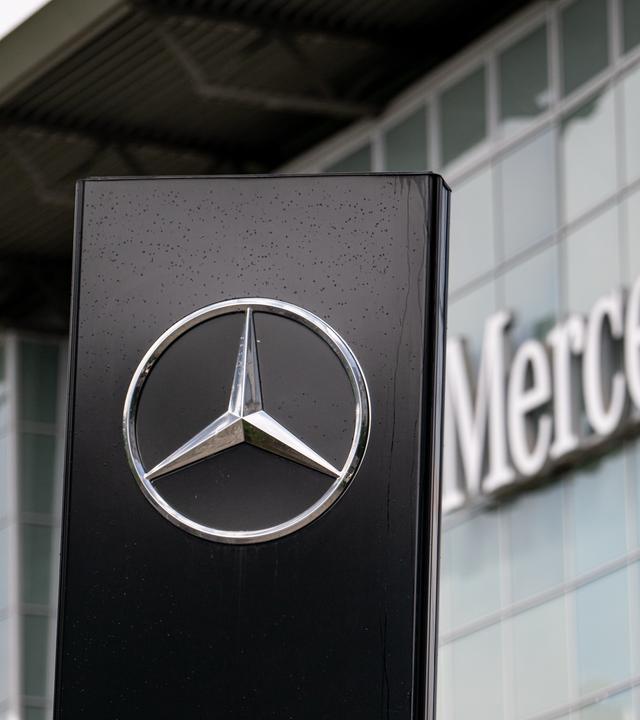 Das Logo von Mercedes-Benz steht vor einer Niederlassung am Salzufer.