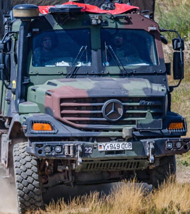 Ein Mercedes-Benz Zetros fährt auf dem Truppenübungsplatz des Gefechtsübungszentrums des Heeres in Letzingen. (Archiv)