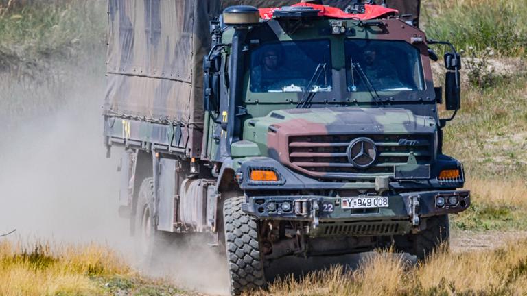 Ein Mercedes-Benz Zetros fährt auf dem Truppenübungsplatz des Gefechtsübungszentrums des Heeres in Letzingen. (Archiv)