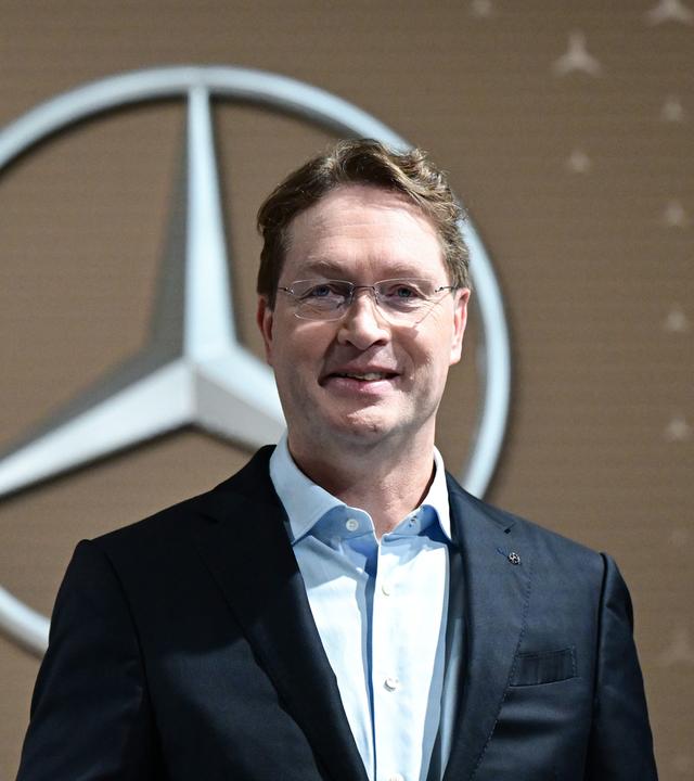 Ola Källenius, Vorstandsvorsitzender der Mercedes-Benz Group AG, steht vor der Bilanz-Pressekonferenz vor einem Mercedes-Benz Markenlogo