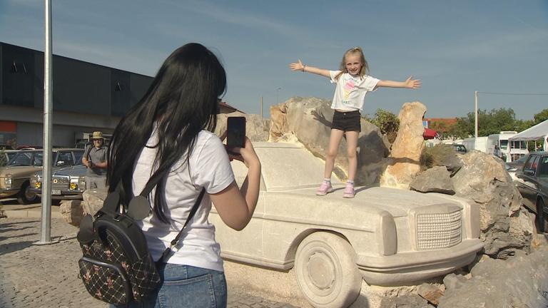 Mercedes Skulptur in Kroatien