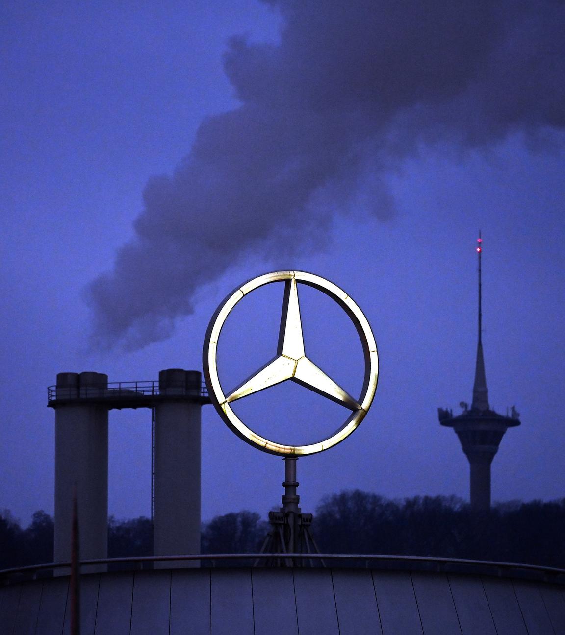 Mercedes Stern über der Mercedes-Benz Group AG Zentrale in Stuttgart Untertürkheim