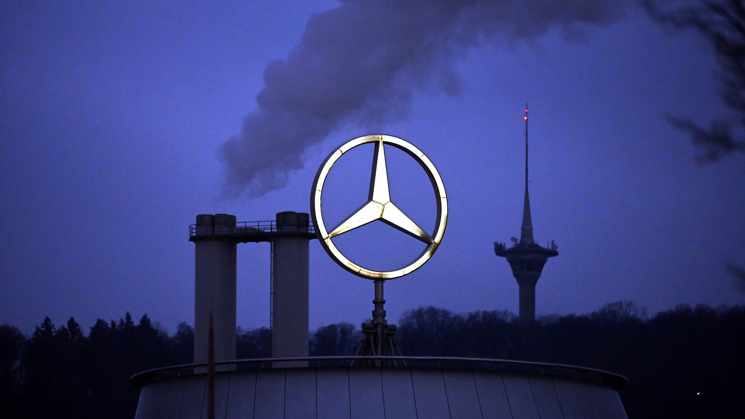 Mercedes Stern über der Mercedes-Benz Group AG Zentrale in Stuttgart Untertürkheim