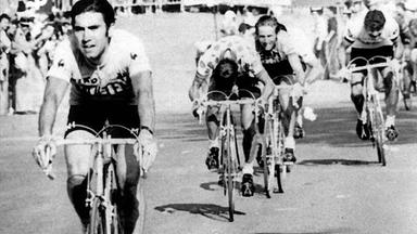 Tour de France, 10. Juli 1975: Eddy Merckx fährt als Zweiter der 13. Etappe ins Ziel. Hinter ihm Lucien van Impeim Bergtrikot als Dritter.