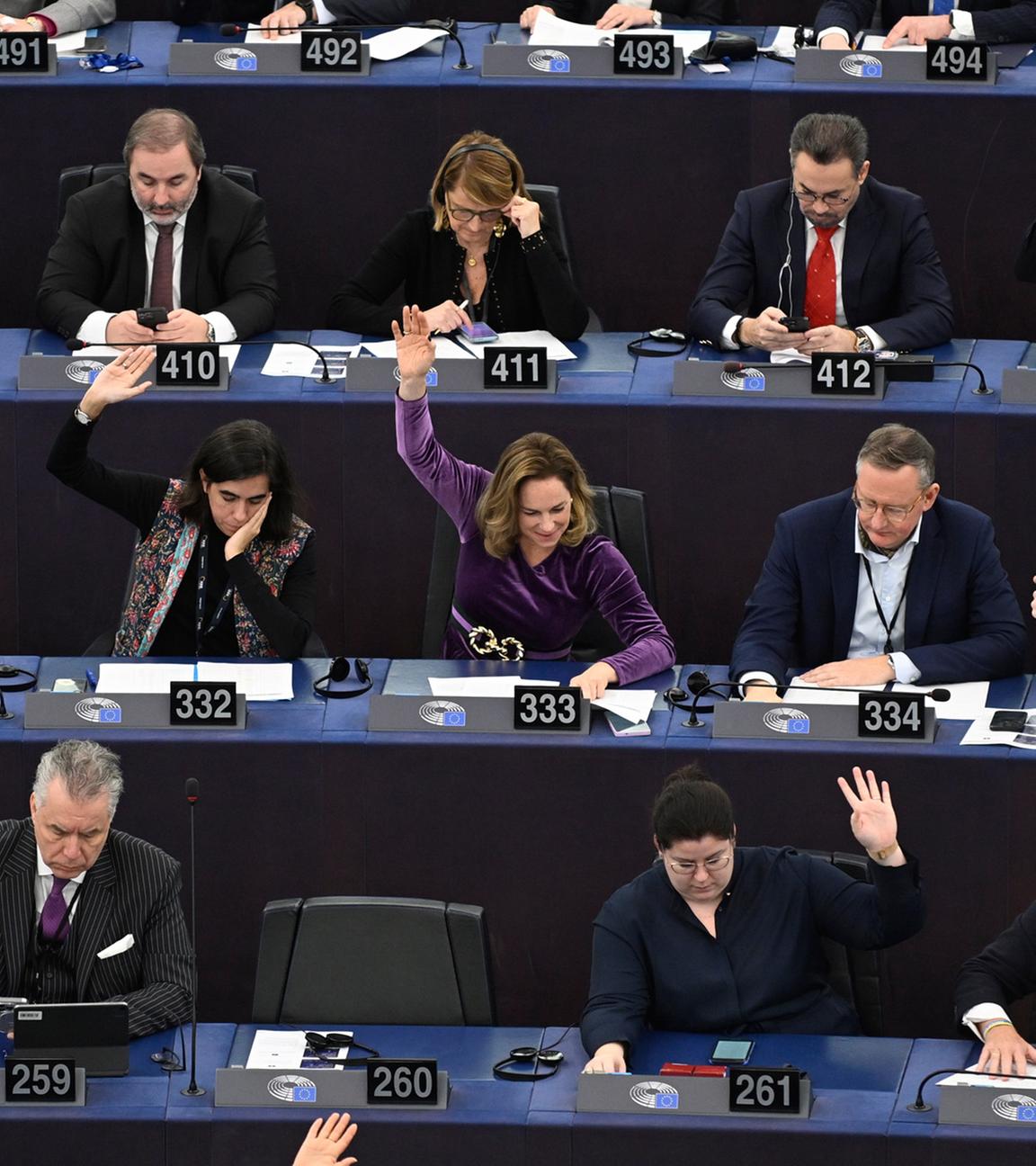 Abgeordnete des Europäischen Parlaments stimmen am 16. Dezember 2025 in Straßburg über das Handelsabkommen zwischen dem Mercosur-Staatenbund und der EU ab.