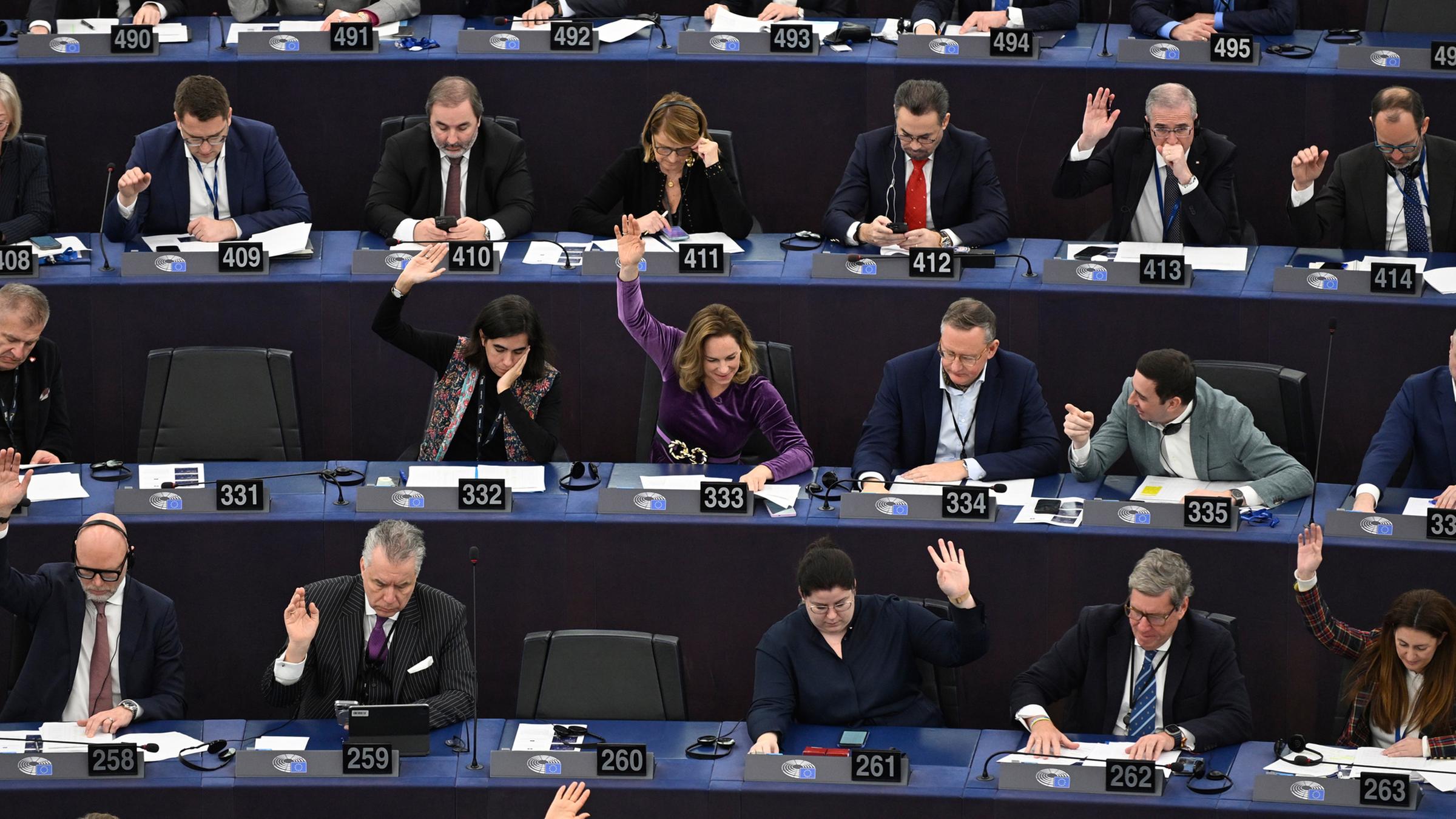 Abgeordnete des Europäischen Parlaments stimmen am 16. Dezember 2025 in Straßburg über das Handelsabkommen zwischen dem Mercosur-Staatenbund und der EU ab.