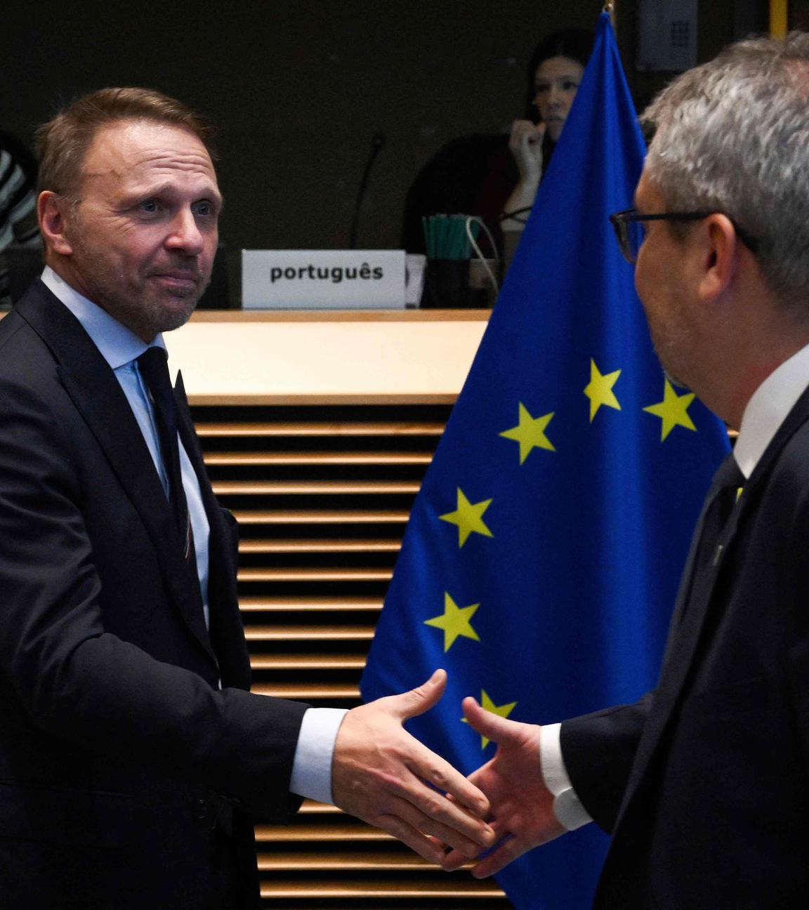 Der italienische Landwirtschaftsminister Francesco Lollobrigida (links) begrüßt Kollegen vor einem Treffen mit EU-Landwirtschaftsministern zum Mercosur-Abkommen.