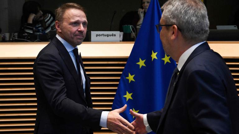 Der italienische Landwirtschaftsminister Francesco Lollobrigida (links) begrüßt Kollegen vor einem Treffen mit EU-Landwirtschaftsministern zum Mercosur-Abkommen.