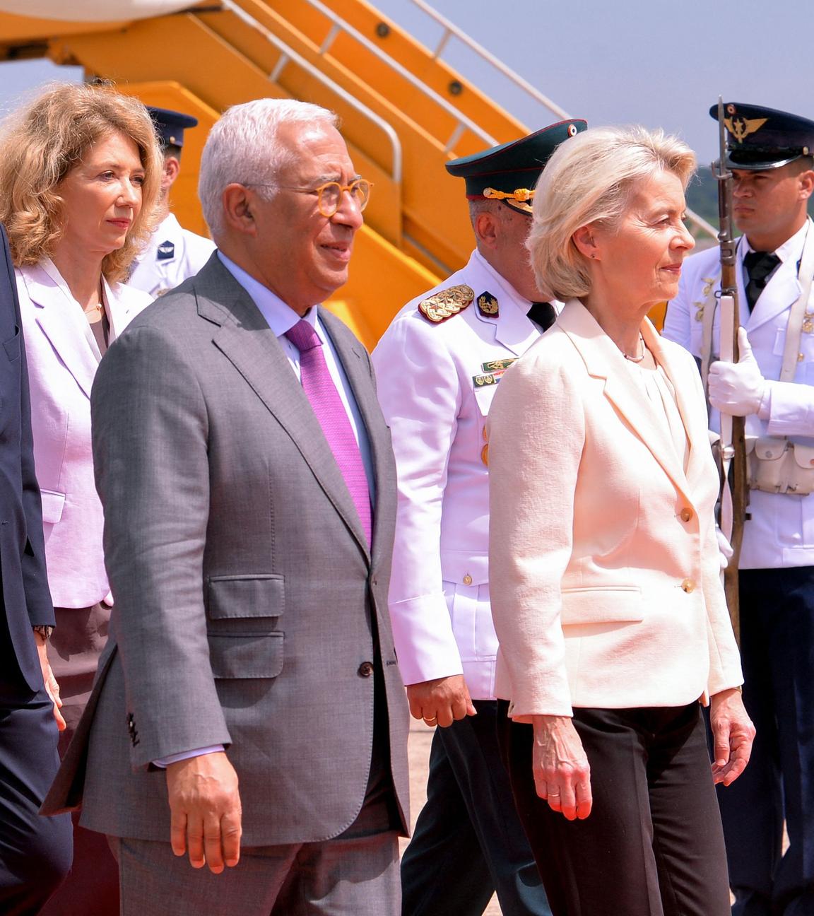 Der Präsident des Europäischen Rates, Antonio Costa (Mitte), und die Präsidentin der Europäischen Kommission, Ursula von der Leyen, kommen am Flughafen in Luque, Paraguay, an.