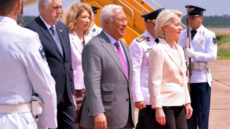 Der Präsident des Europäischen Rates, Antonio Costa (Mitte), und die Präsidentin der Europäischen Kommission, Ursula von der Leyen, kommen am Flughafen in Luque, Paraguay, an.