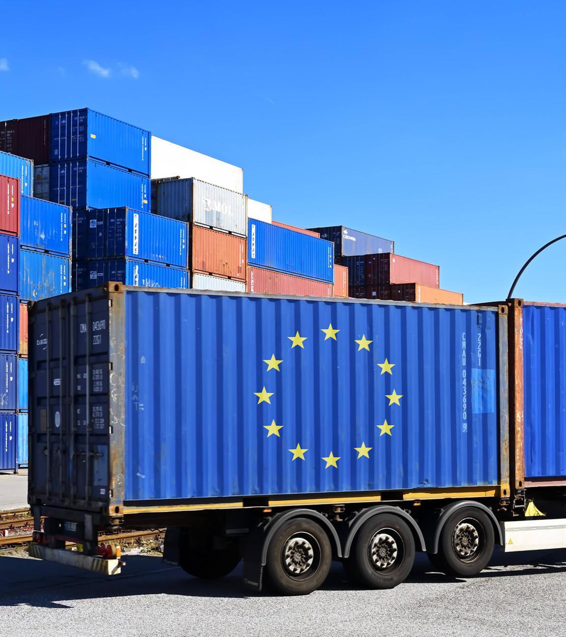 Container mit EU-Flagge auf einem LKW