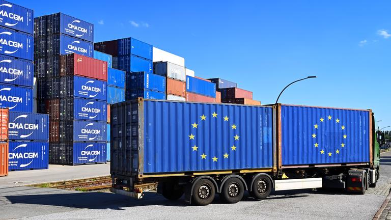 Container mit EU-Flagge auf einem LKW