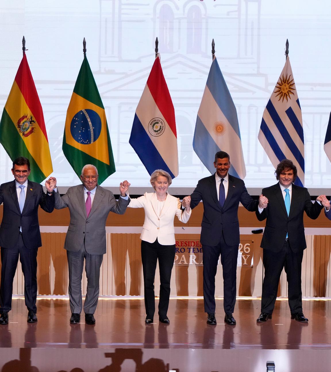 Jose Raul Mulino, Präsident aus Panama, Rodrigo Paz, Präsident aus Bolivien, Antonio Costa, Präsident des Europäischen Rates, Ursula von der Leyen, Präsidentin der Europäischen Kommission, Santiago Peña, Präsident aus Paraguay, Javier Milei, Präsident aus Argentinien, Yamandu Orsi, Präsident aus Uruguay, und Mauro Vieira, Außenminister aus Brasilien, stehen für ein Gruppenfoto zusammen.