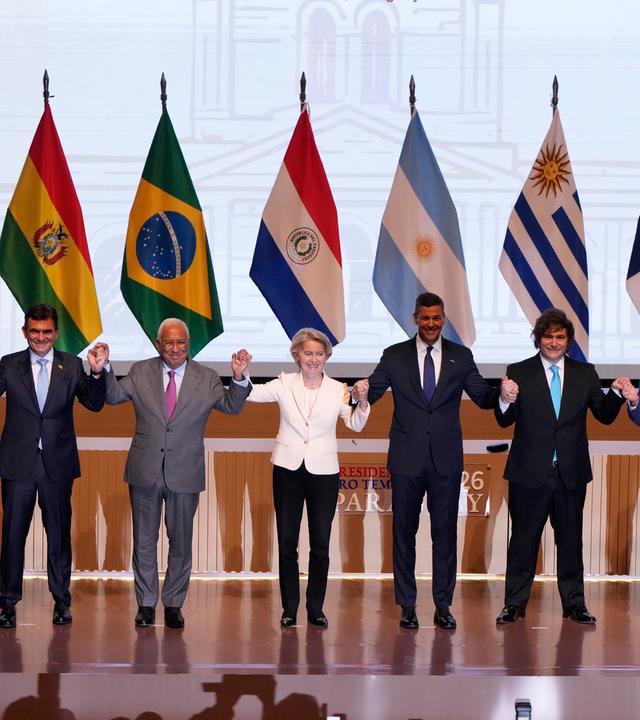 Jose Raul Mulino, Präsident aus Panama, Rodrigo Paz, Präsident aus Bolivien, Antonio Costa, Präsident des Europäischen Rates, Ursula von der Leyen, Präsidentin der Europäischen Kommission, Santiago Peña, Präsident aus Paraguay, Javier Milei, Präsident aus Argentinien, Yamandu Orsi, Präsident aus Uruguay, und Mauro Vieira, Außenminister aus Brasilien, stehen für ein Gruppenfoto zusammen.