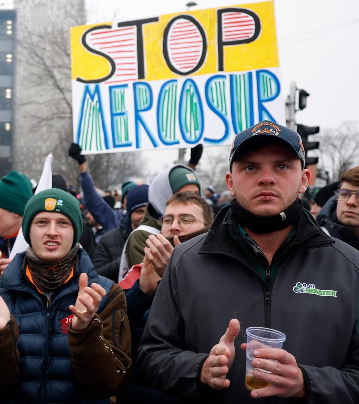 Europäische Landwirte während den Protesten vor dem Europäischen Parlament in Straßburg am 21.01.2026.