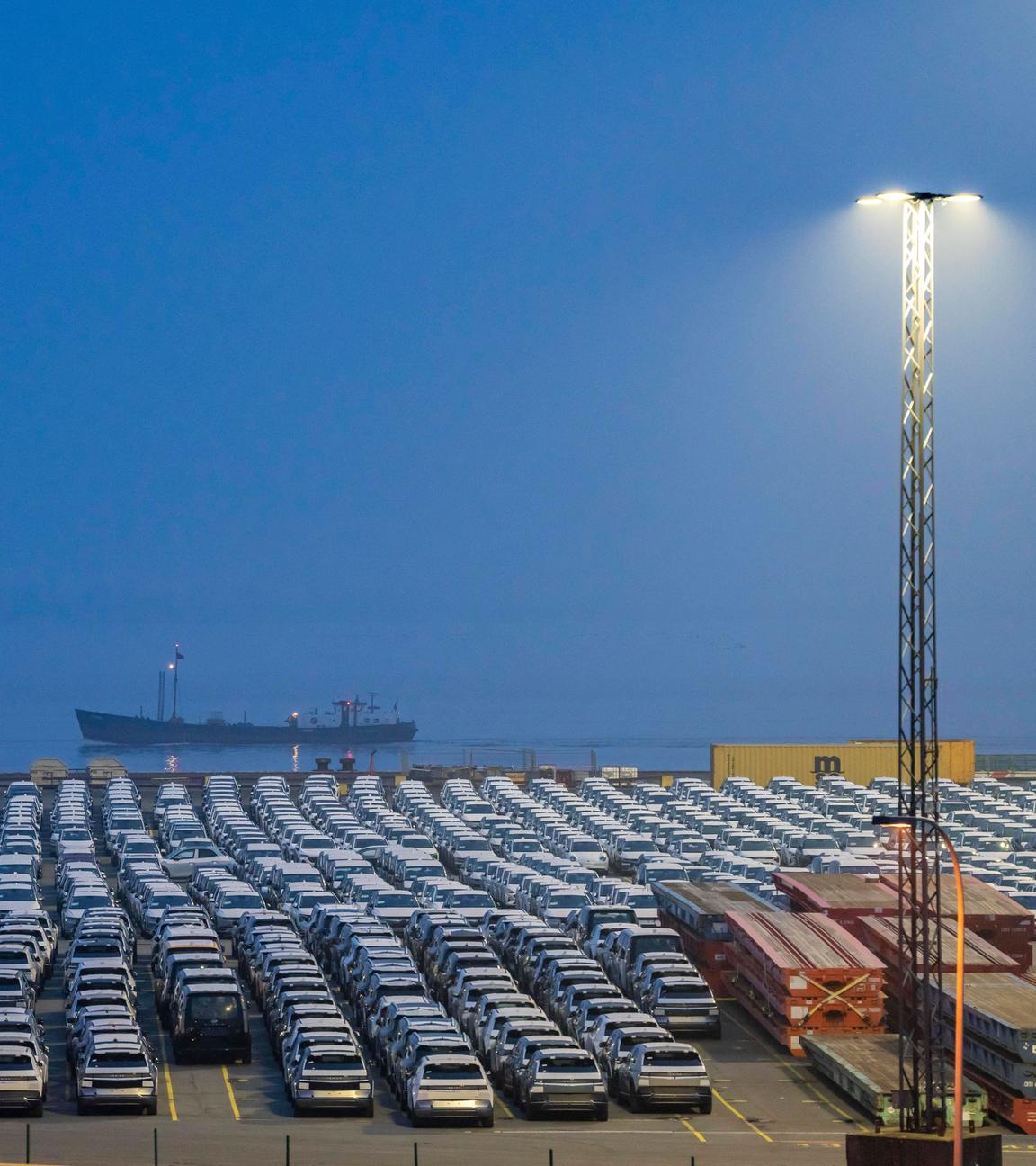 Hunderte Elektroautos warten am Containerterminal im Überseehafen von Bremerhaven auf den Weitertransport.