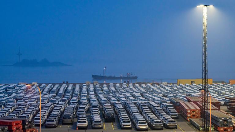 Hunderte Elektroautos warten am Containerterminal im Überseehafen von Bremerhaven auf den Weitertransport.