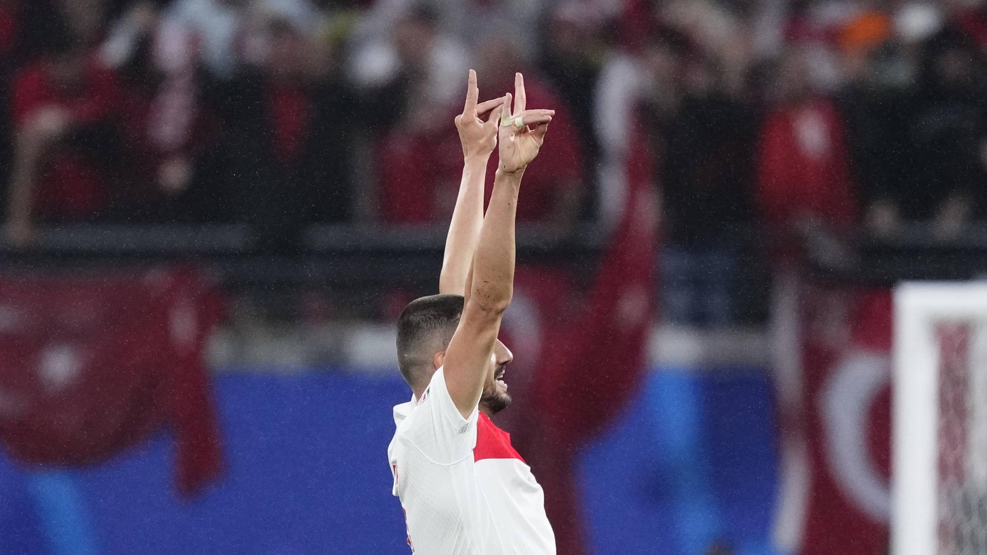 Merih Demiral von der Türkei (r.) jubelt nach seinem zweiten Treffer zum 0:2, aufgenommen am 02.07.2024