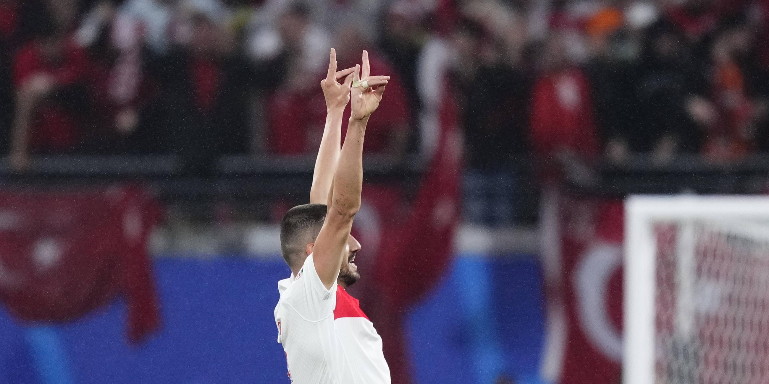 Merih Demiral von der Türkei (r.) jubelt nach seinem zweiten Treffer zum 0:2, aufgenommen am 02.07.2024