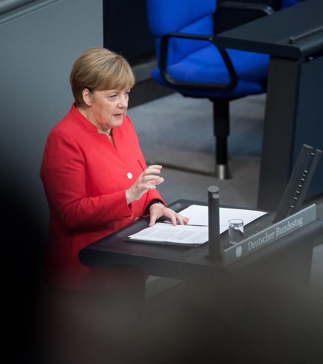 Angela Merkel am Rednerpult im Bundestag
