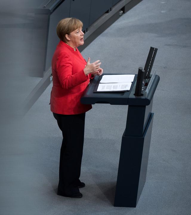 Angela Merkel im Bundestag am Rednerpult