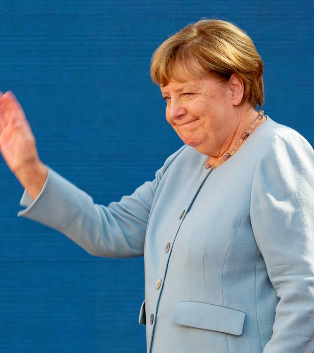 Altkanzlerin Angela Merkel auf der Digitalen Messe Digital X in einem hellblauen Anzug.