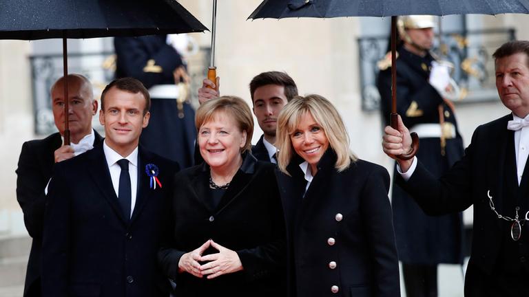 Emmanuel Macron und seine Frau Brigitte begrüßen Angela Merkel am 11.11.2018 in Paris
