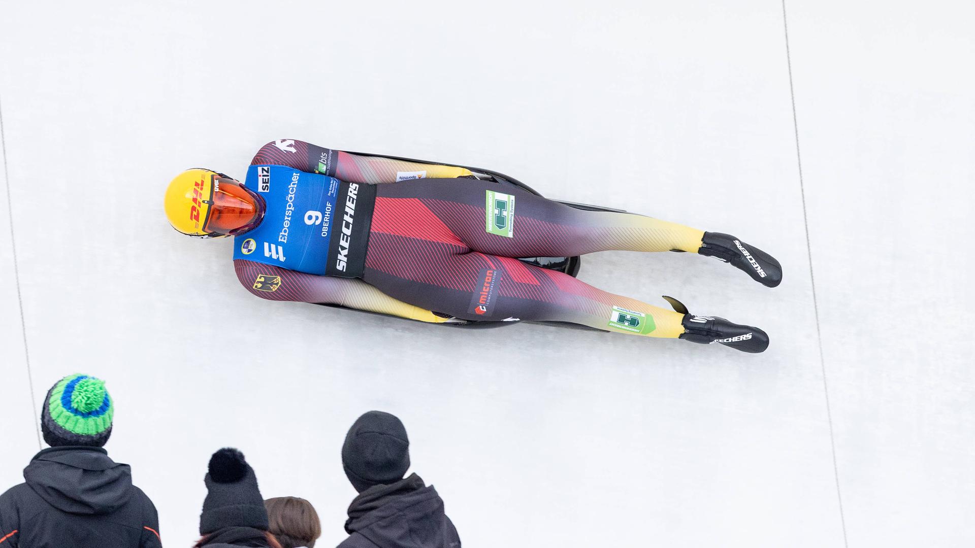 Die deutsche Rennrodlerin Merle Fräbel rodelt im Luge World Cup in Oberhof durch den Eiskanal