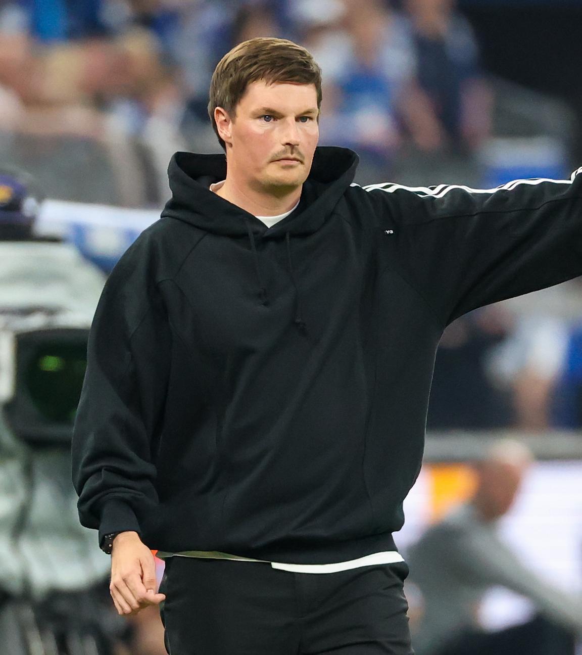 Merlin Polzin, Trainer des HSV, gestikuliert im Volksparkstadion in Hamburg.