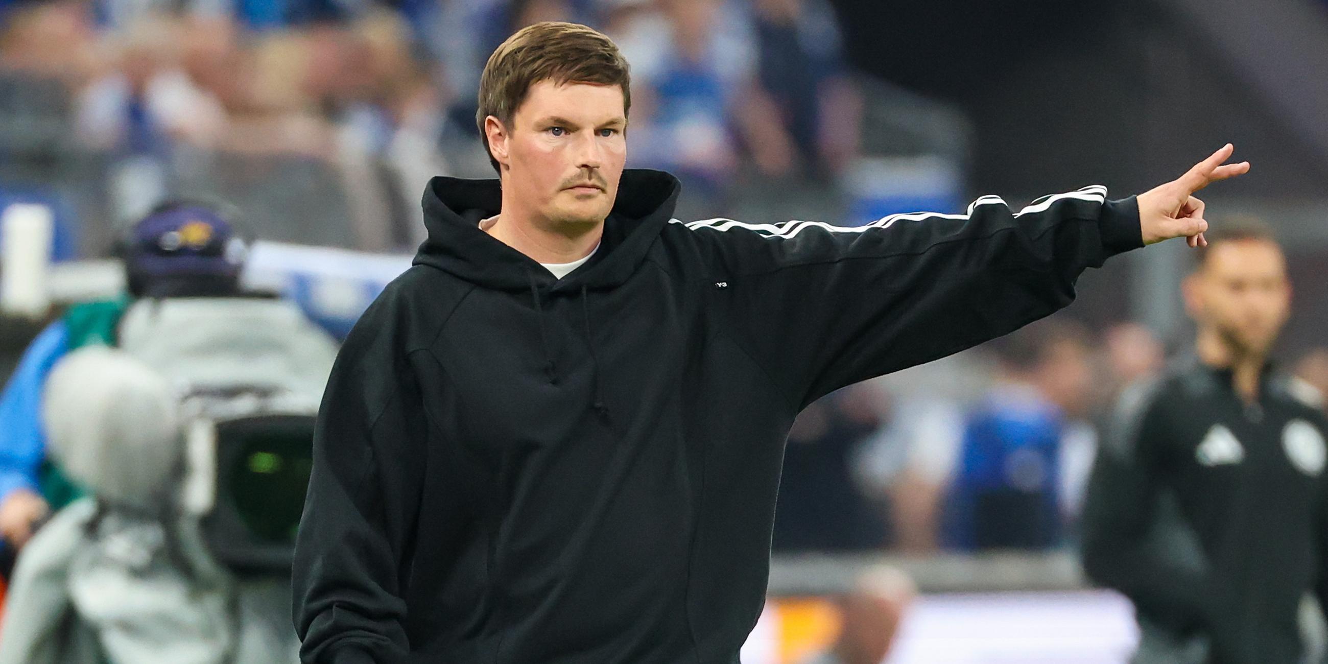 Merlin Polzin, Trainer des HSV, gestikuliert im Volksparkstadion in Hamburg.