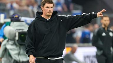 Merlin Polzin, Trainer des HSV, gestikuliert im Volksparkstadion in Hamburg.