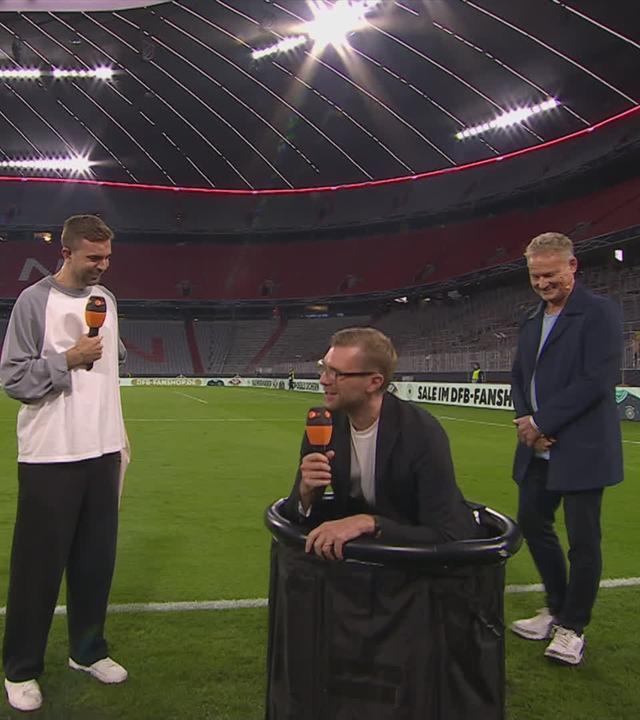 Per Mertesacker bekommt eine Eistonne von Boris Büchler.