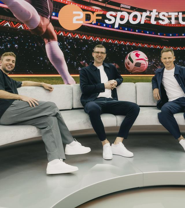 v.l.: Christoph Kramer, Per Mertesacker, Jochen Breyer Christoph Kramer, Per Mertesacker und Jochen Breyer sitzen im ZDF-WM-Studio in Berlin.