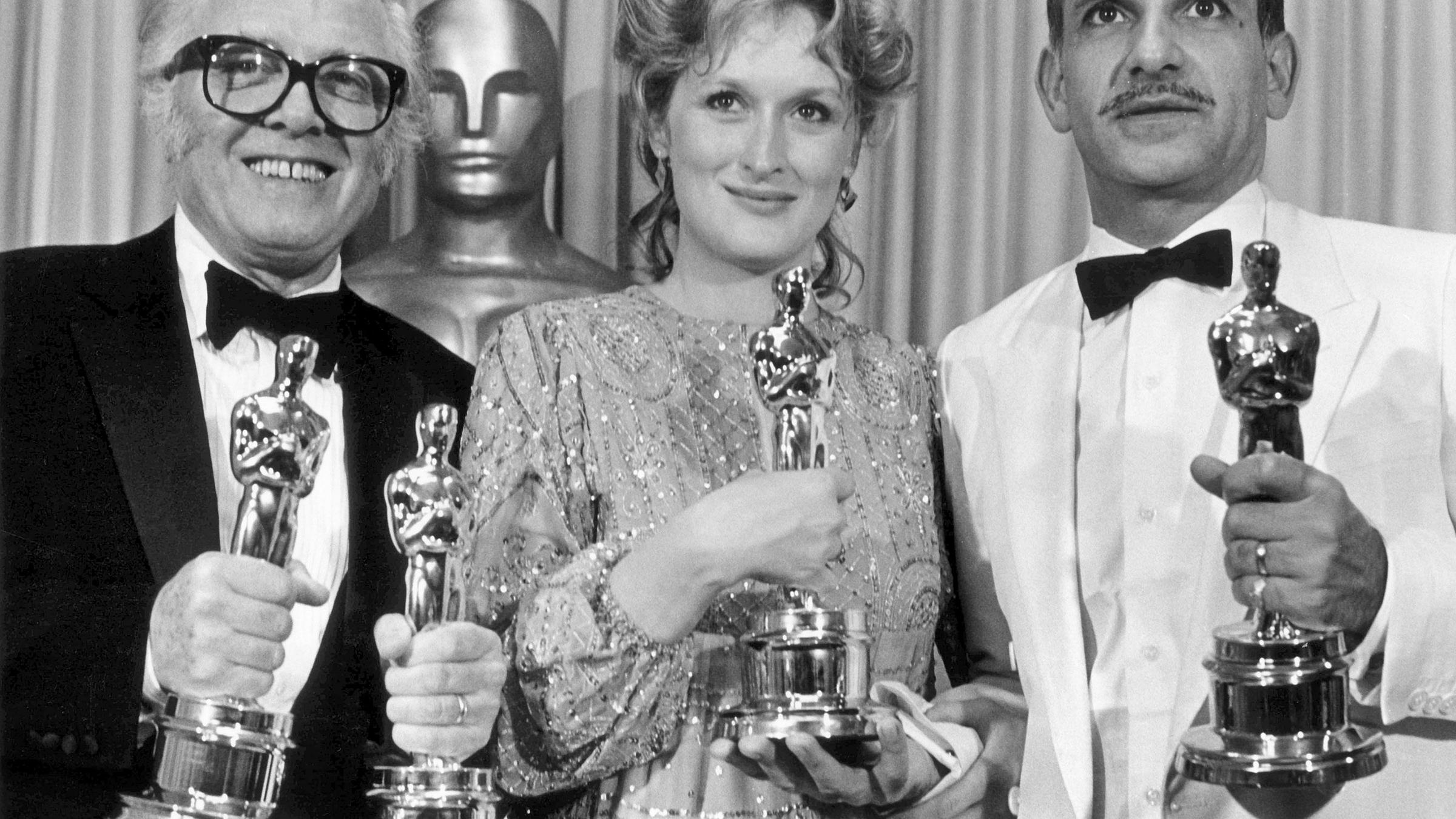 Archiv: Der Regisseur Richard Attenbourogh, die Schauspielerin Meryl Streep und der Schauspieler Ben Kingsley posieren mit ihren Oscars am 11.04.1983 bei der 55. Preisverleihung der Filmkunstakademie in Hollywood.