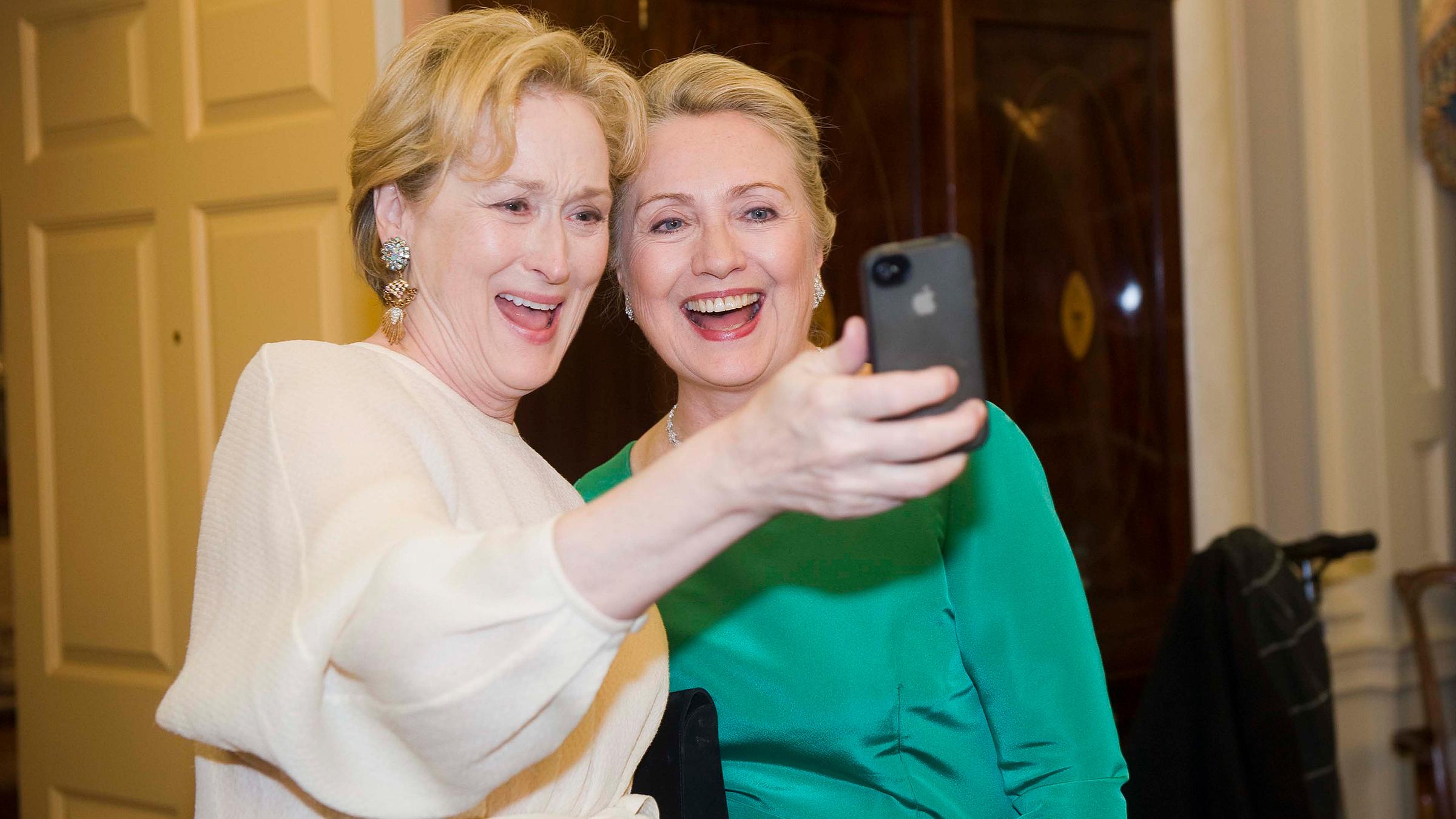 Archiv. Meryl Streep schießt ein Selfie von sich und Hillary Clinton - 2012