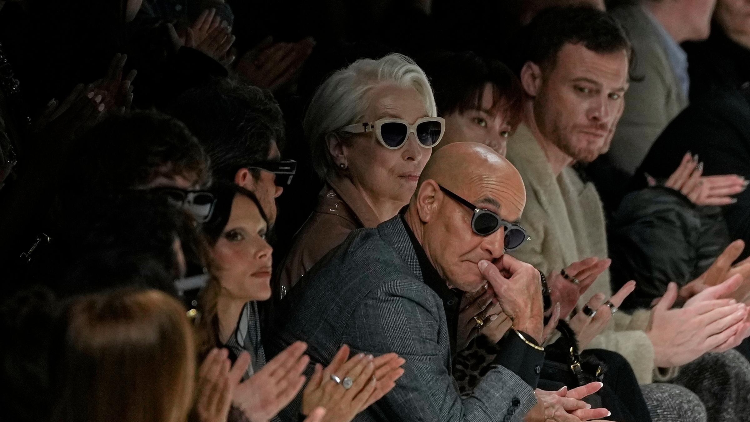 Stanley Tucci (Mitte links) und Meryl Streep (Mitte rechts) besuchen die Präsentation der Frühjahr/Sommer-Kollektion 2026 von Dolce & Gabbana am Samstag, 27. September 2025, in Mailand, Italien.