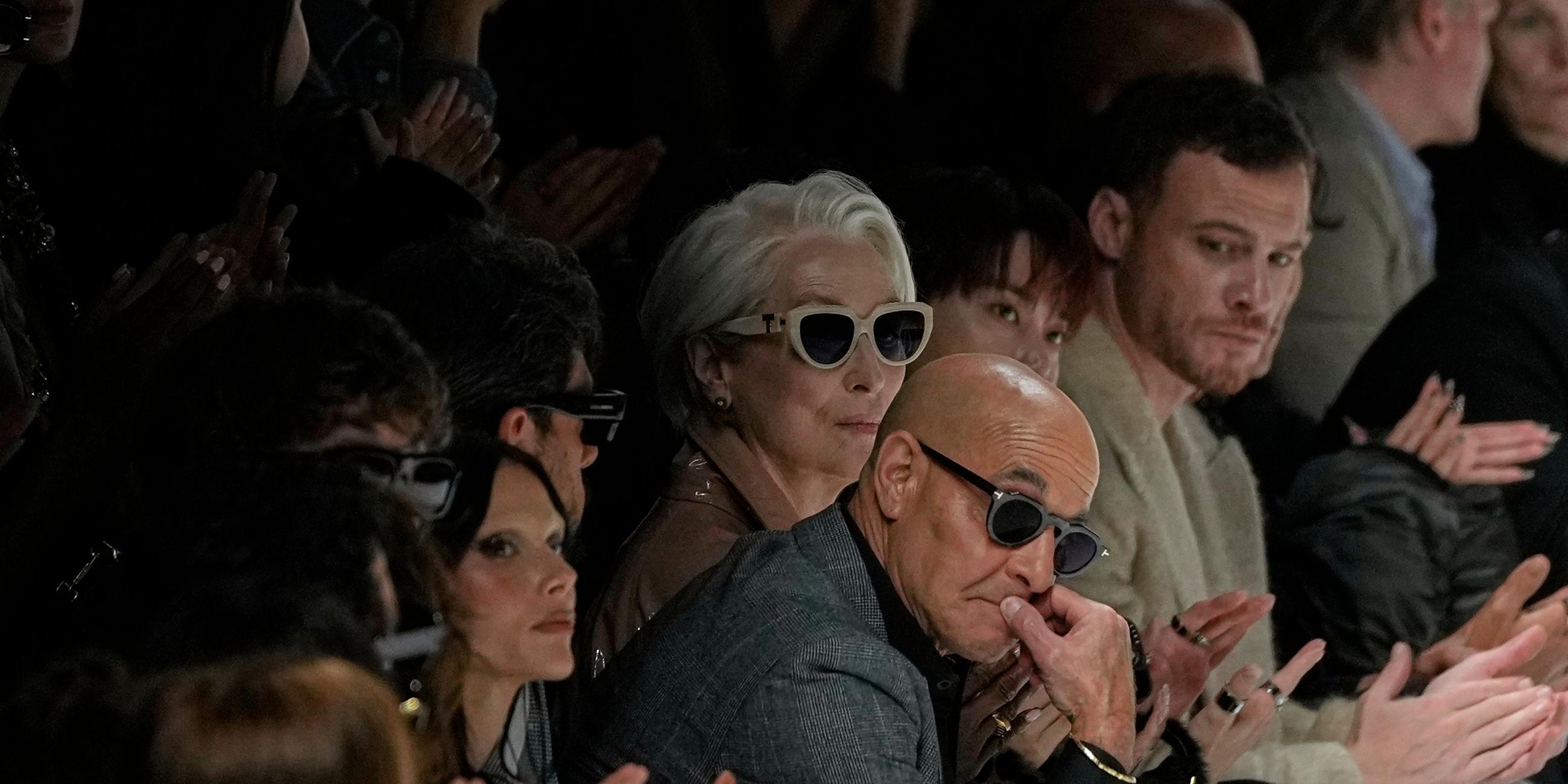 Stanley Tucci (Mitte links) und Meryl Streep (Mitte rechts) besuchen die Präsentation der Frühjahr/Sommer-Kollektion 2026 von Dolce & Gabbana am Samstag, 27. September 2025, in Mailand, Italien.
