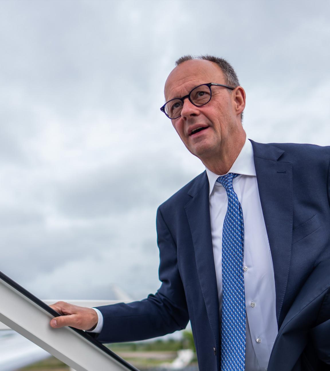 Friedrich Merz besteigt den Flieger der Deutschen Flugbereitschaft.