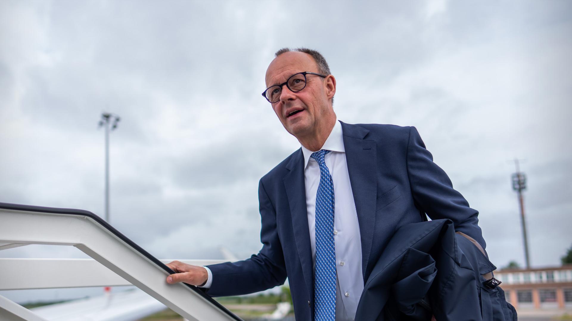 Friedrich Merz besteigt den Flieger der Deutschen Flugbereitschaft.