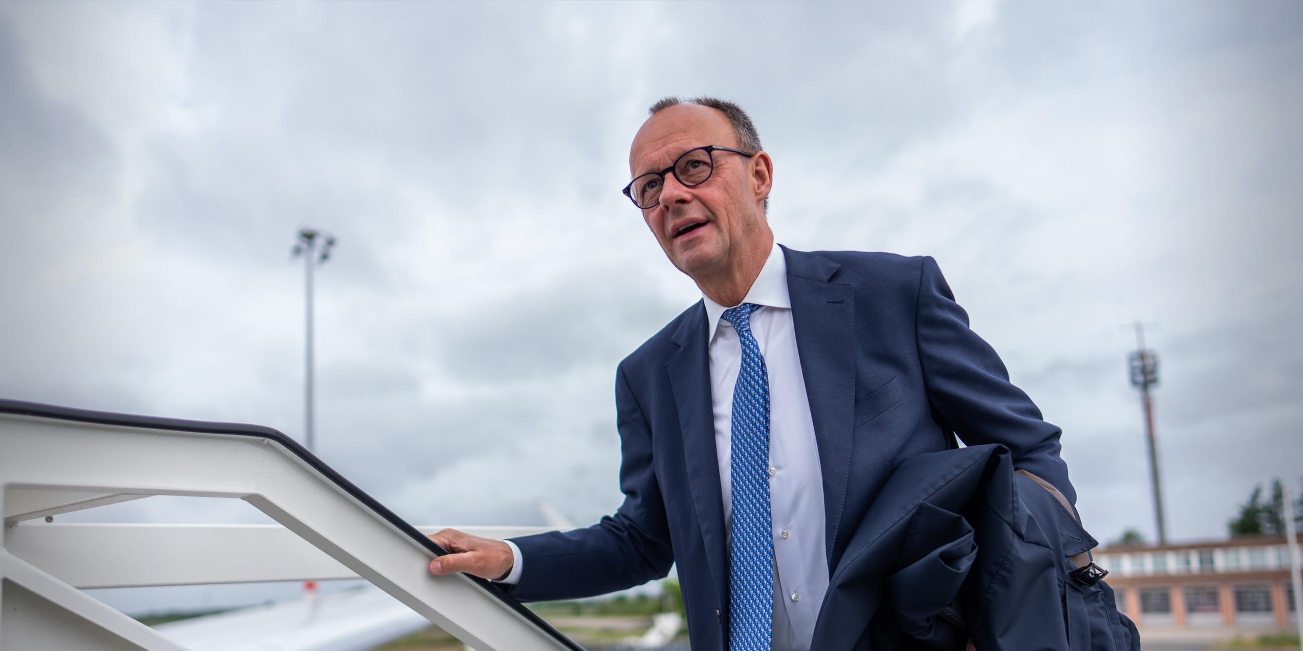 Friedrich Merz besteigt den Flieger der Deutschen Flugbereitschaft.