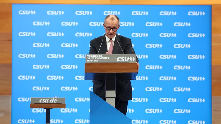 Bundeskanzler Friedrich Merz (CDU) spricht beim Parteitag vor den Delegierten.
