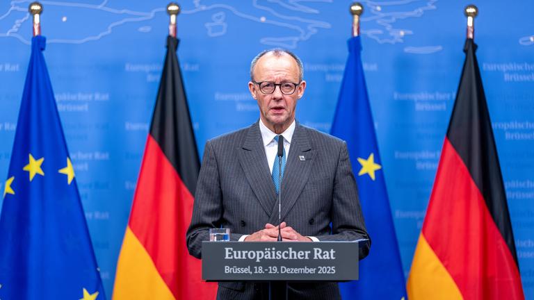 Bundeskanzler Friedrich Merz (CDU) spricht bei der Pressekonferenz nach dem EU-Gipfel. 
