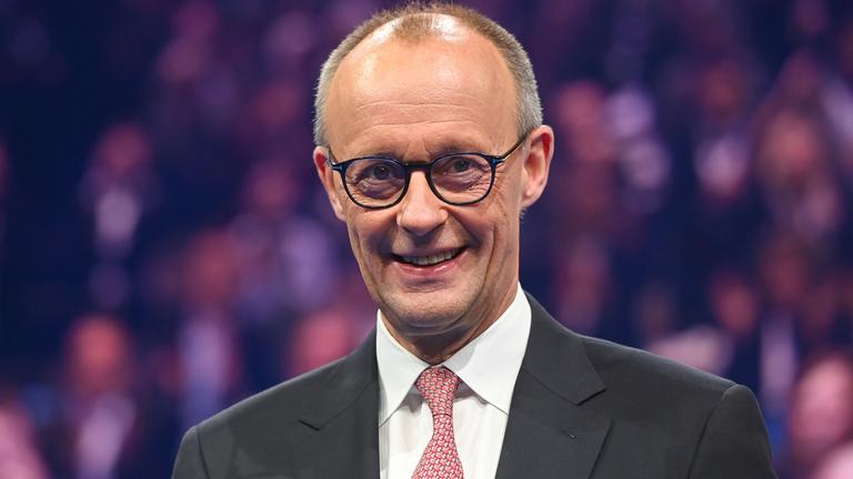 Bundeskanzler Friedrich Merz (CDU) nach seiner Rede auf dem Parteitag der CSU.