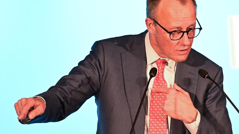 Bundeskanzler Friedrich Merz (CDU) spricht bei einer Wahlkampfveranstaltung für die Landtagswahl in Baden-Württemberg.