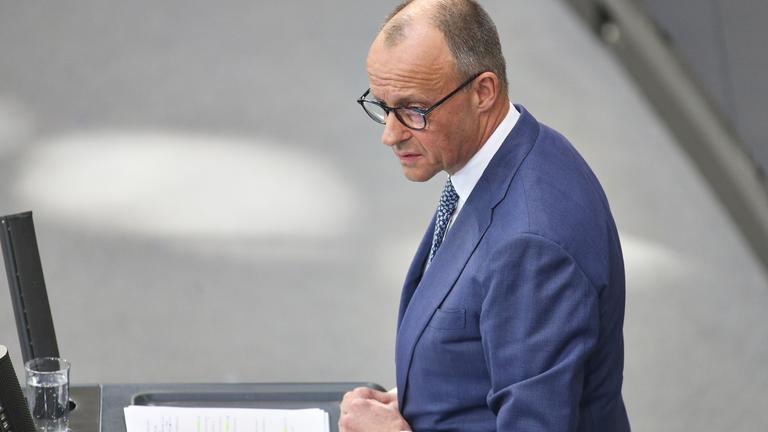 Merz gab vor seiner Abreise zum EU-Gipfel die traditionelle Regierungserklärung ab.