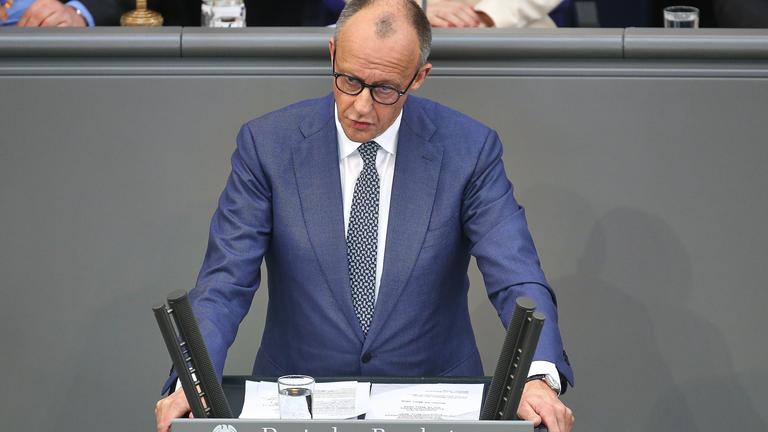 Bundeskanzler Friedrich Merz übt in seiner Regierungserklärung deutliche Kritik an dem Angriff der USA auf den Iran.